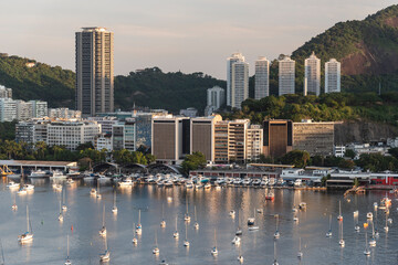 Obraz premium Beautiful sunset view to ocean, mountains and city buildings