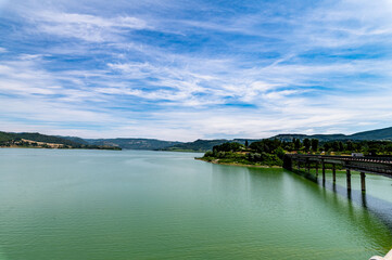 Obraz premium corbara lake in umbria with bathing areas