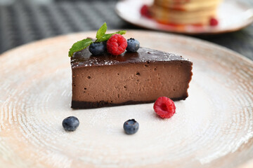 cheesecake with berries