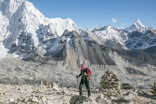 Woman mountaineer heads toward Mount Everest