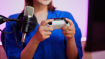 ゲーム配信をする女性　youtuber	
