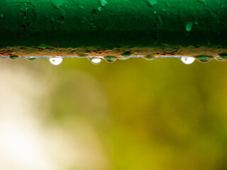 Gotas de agua en un tubo