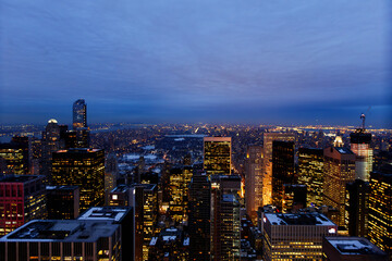 Vista de Manhattan a noite no topo de um prédio