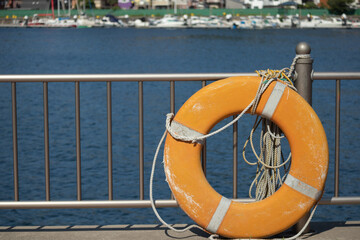 海沿いの遊歩道に設置された救命具、浮き輪。