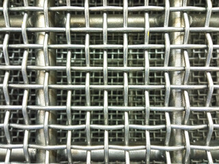 Metal mesh made of large and thin rods with a square cell