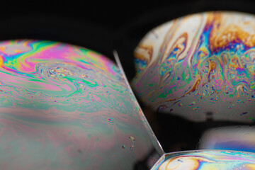 Obraz premium the beauty of the colorful pattern of soap bubbles is like a small planet