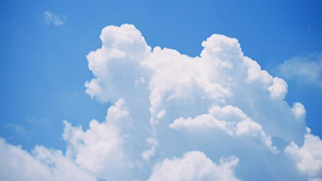 真っ青な夏空に浮かぶ積乱雲 4K UHD