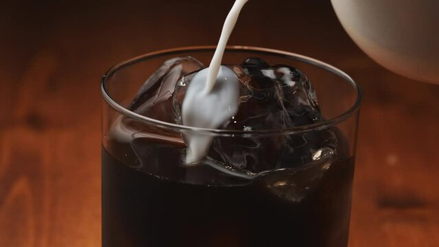 アイスコーヒーにミルクをいれる