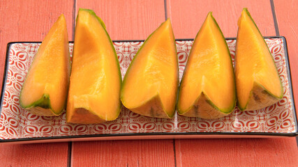 quartiers de melons sur une table