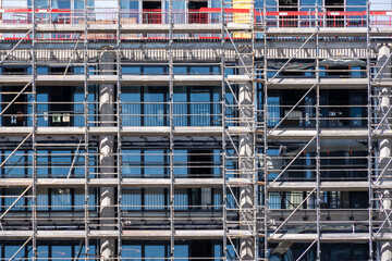 Echafaudages sans ouvriers posés sur la façade d'un immeuble de bureaux. Concepts de construction et de rénovation immobilière