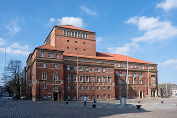 Der Kieler Rathausplatz im Frühjahr am späten Nachmittag mit dem Opernhaus