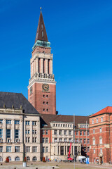 Obraz premium Kiel, Himmlische Ruhe am Rathausplatz mit Rathaus und Opernhaus früh am Morgen