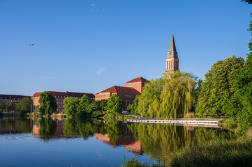 Im Zentrum Kiels die Parkanlage Hiroshimapark mit dem Teich Kleiner Kiel, dem Alten Rathaus und dem Opernhaus im Morgenlicht