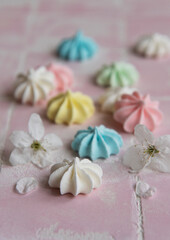 Fototapeta na wymiar Small colorful meringues