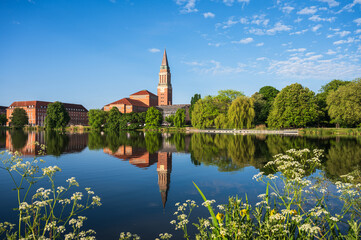 Im Zentrum Kiels die Parkanlage Hiroshimapark mit dem Teich Kleiner Kiel, dem Alten Rathaus und dem...