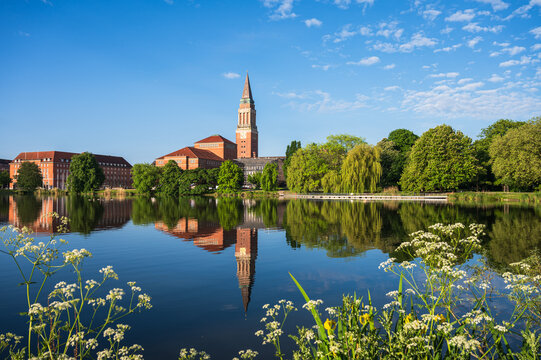 Im Zentrum Kiels die Parkanlage Hiroshimapark mit dem Teich Kleiner Kiel, dem Alten Rathaus und dem Opernhaus im Morgenlicht