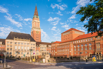 Obraz premium Kiel. Rathausplatz mit altem Rathaus und Opernhaus am frühen Morgen nach Sonnenaufgang
