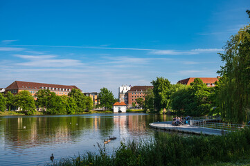 Neben dem Kieler Rathaus befindet sich der Hiroshimapark mitten im Zentrum der Stadt, hier Eindrücke an einem sonnigen, warmen Sommertag am Spätnachmittag © penofoto.de