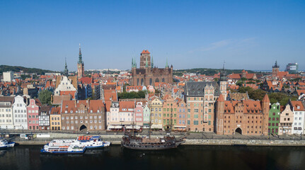 Fototapeta premium Beautiful scenery of the old town in Gdansk over Motlawa river at dawn, Poland.