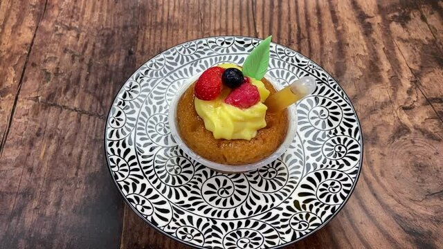 Baba au rhum sur une assiette