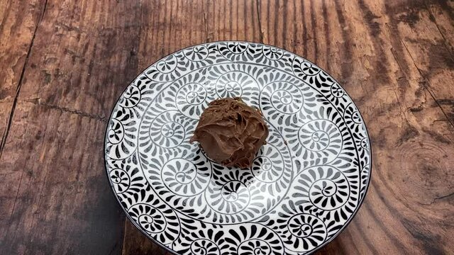 Boulette de chocolat du Morvan sur une assiette