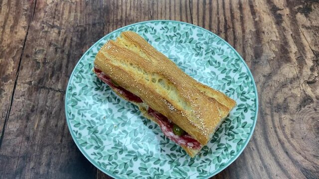 Sandwich au saucisson sur une assiette