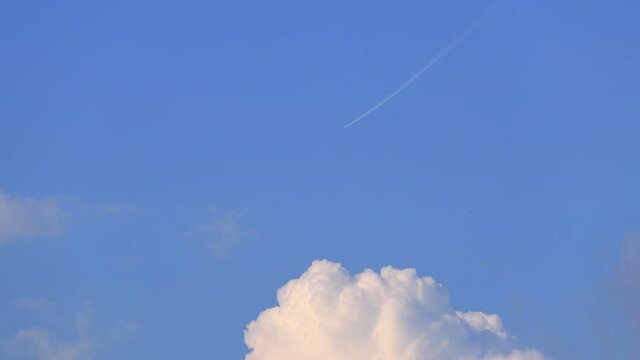 青空を飛ぶ飛行機　飛行機雲　旅行　イメージ