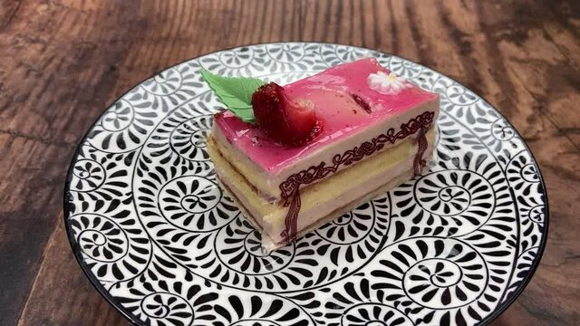 G&acirc;teau &agrave; la fraise sur une assiette