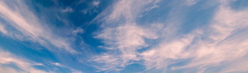 夕方の青空に広がる巻雲 上る月 クラウドスケープ パノラマ 日本