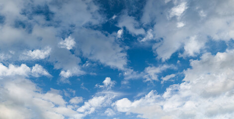 空に浮かぶ白い雲 中央に青空 積雲 クラウドスケープ パノラマ 日本