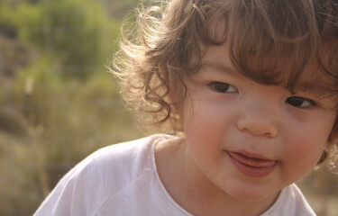 Niño pequeño o bebé de 21 meses, al aire libre.