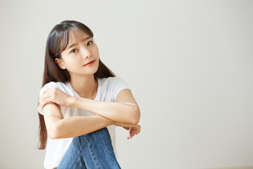 白いTシャツを着た若い女性のポートレート