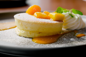 マンゴーフルーツソースのパンケーキ