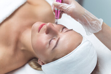 Obraz na płótnie Canvas Woman having facial treatment in beauty salon, closeup. Oxy derma therapy