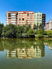 Edificio de colores arboles y lago