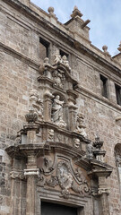 Fototapeta na wymiar Facha perspectiva lateral de ladrillos y escultura detallada