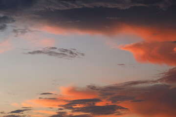 夕焼けの光を受けてオレンジ色に染まる雲