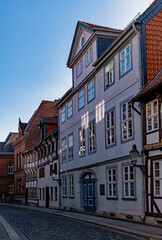 Fototapeta na wymiar Gasse in der Altstadt von Braunschweig in Niedersachsen, Deutschland 