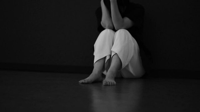 悲しみに暮れる女性