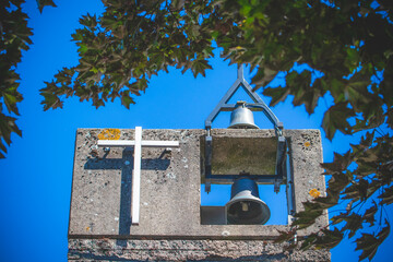 Le cloché d'une petite église catholique