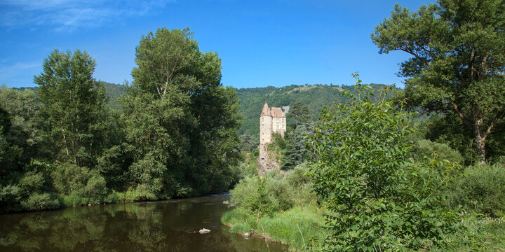 Panorama sur la vall&eacute;e de la Loire domin&eacute;e par le ch&acirc;teau de Lavo&ucirc;te-Polignac (Haute-Loire)