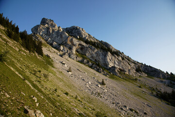 Fototapeta na wymiar Randonnée en montagne, le soir, dans le Vercors au dessus de Grenoble au Col de l'Arc