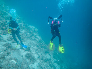 Fototapeta na wymiar Divers dive on the reefs of the Red Sea
