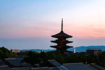 京都市 日没の八坂の塔と街並み