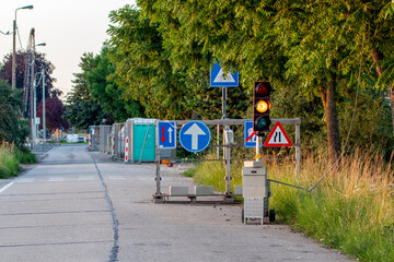 Passage alterner et feux de signalisation au crépuscule