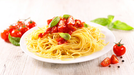 spaghetti with tomato sauce and basil
