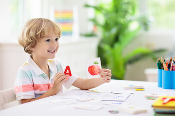 Kid learning to read. Phonics flash cards.