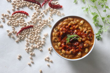 A gravy with white cowpea beans also known as black eyed pea. Boiled cowpea beans simmered in a rich gravy of onions, tomatoes, coconut and spices.