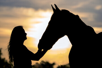 Silhouette Frau mit Pferd