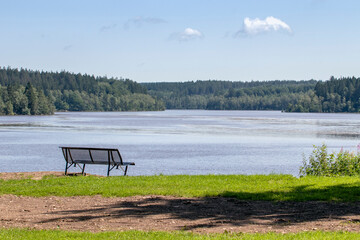 Un banc vide au bord du lac